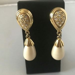 Pearl drop earrings